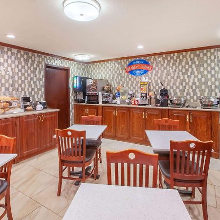 Отель Baymont By Wyndham Grand Rapids Airport Каскейд Экстерьер фото