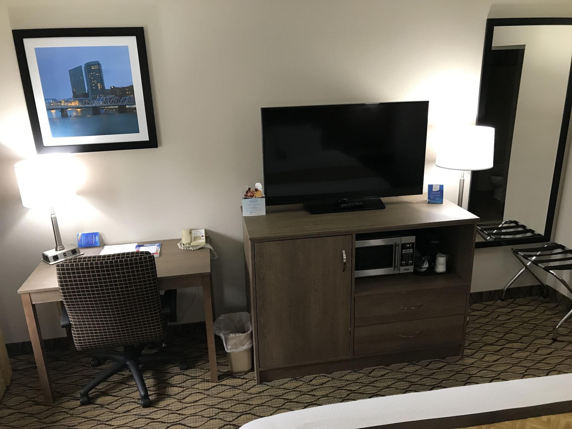 Отель Baymont By Wyndham Grand Rapids Airport Каскейд Экстерьер фото