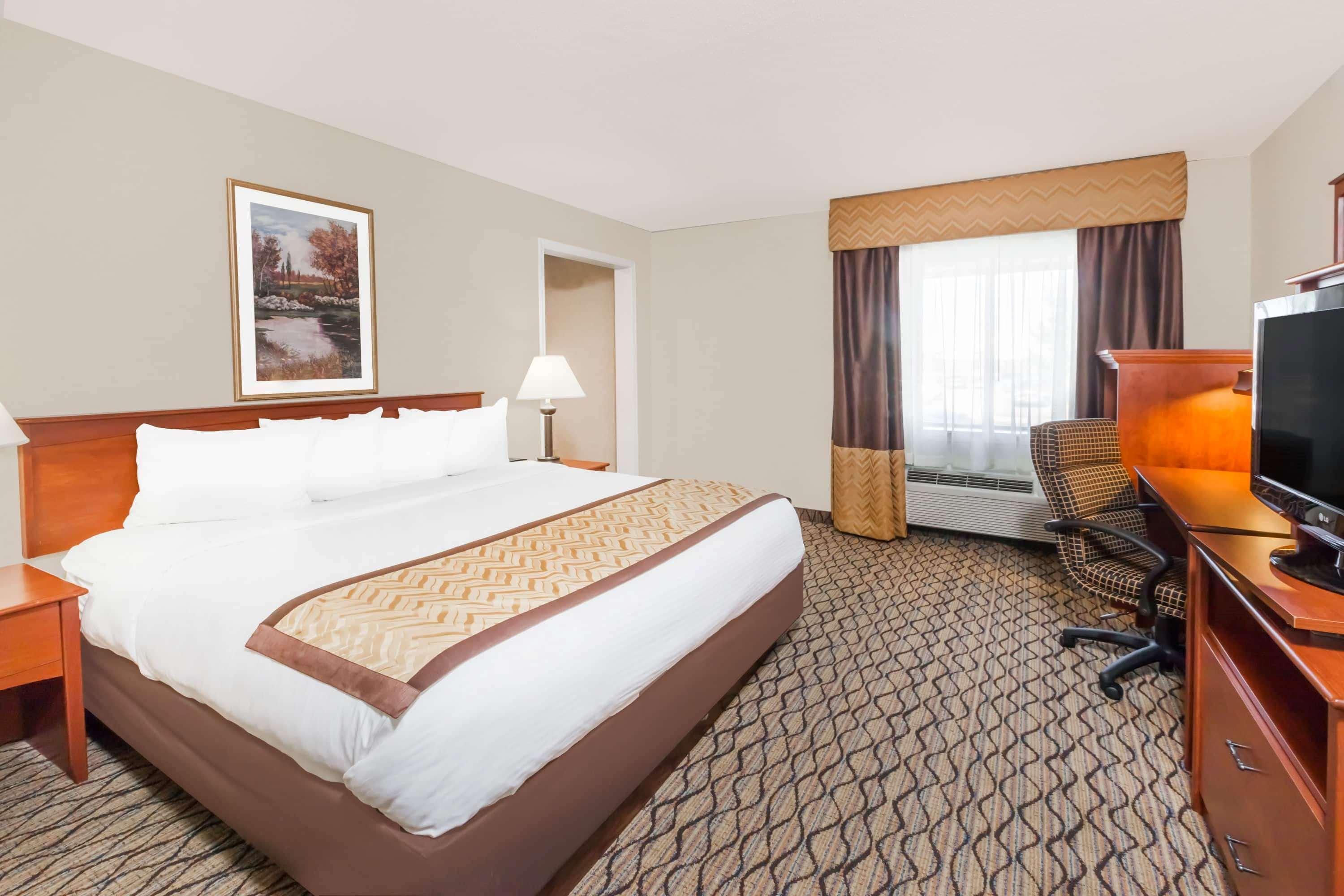 Отель Baymont By Wyndham Grand Rapids Airport Каскейд Экстерьер фото