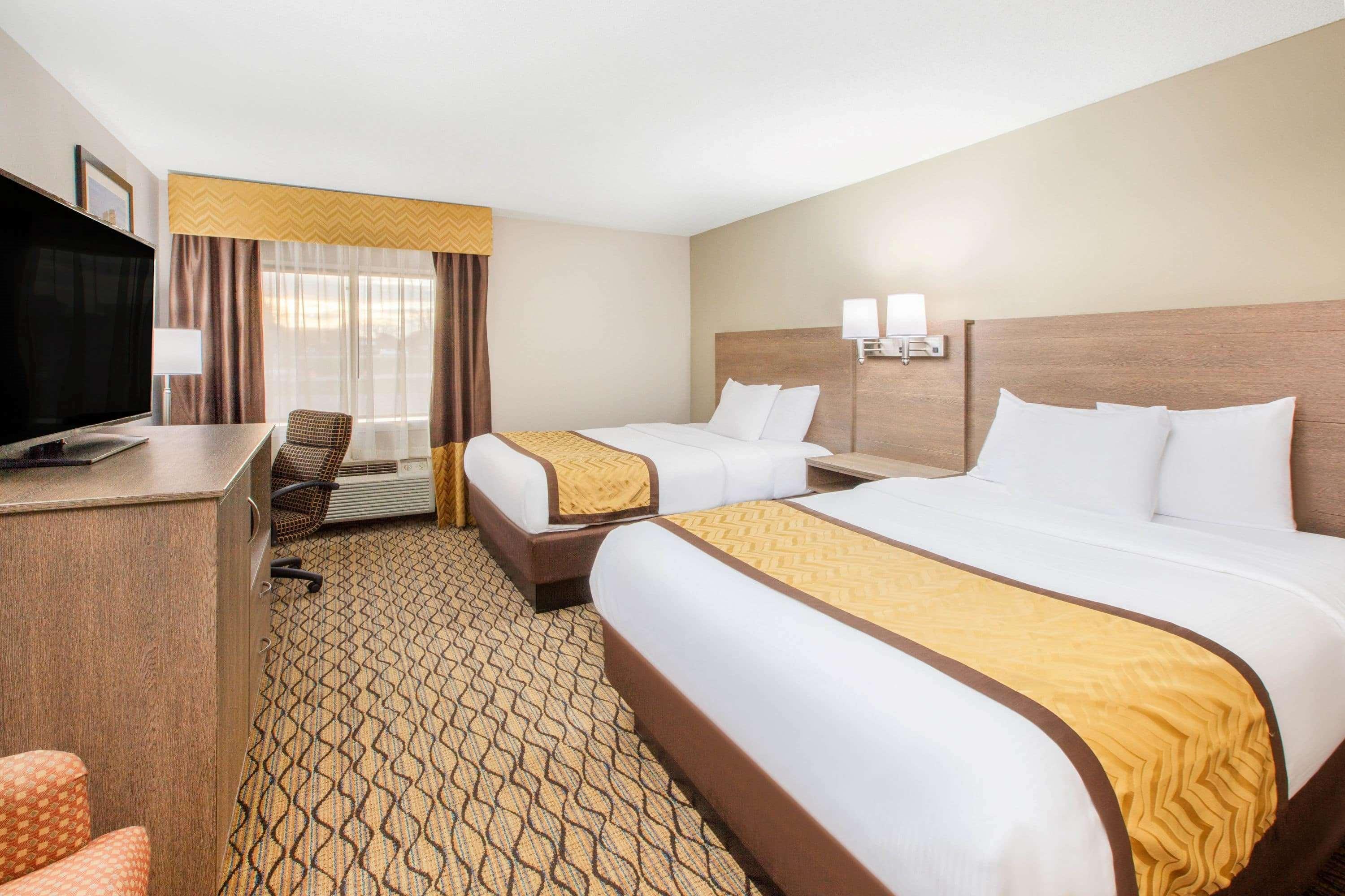 Отель Baymont By Wyndham Grand Rapids Airport Каскейд Экстерьер фото
