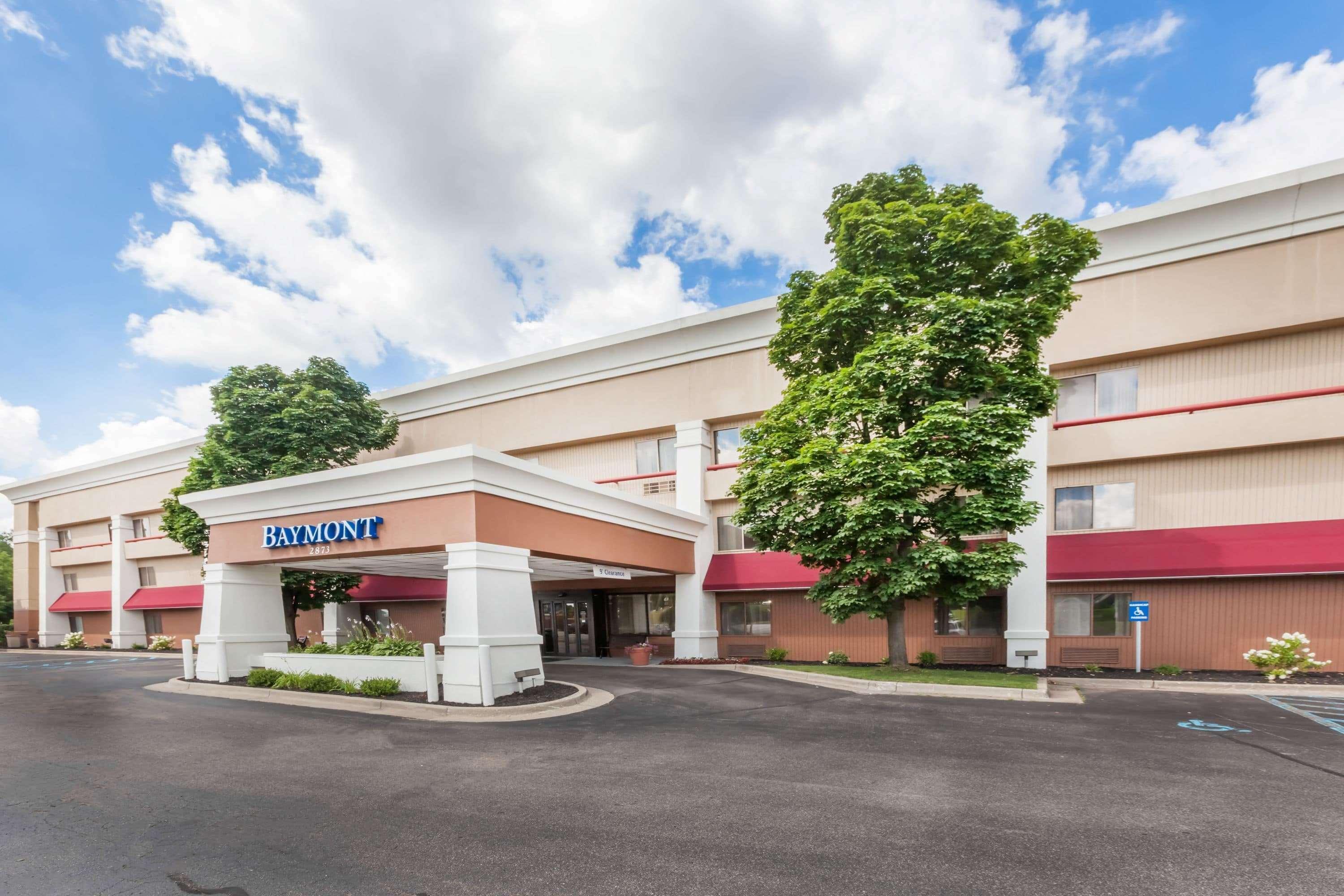 Отель Baymont By Wyndham Grand Rapids Airport Каскейд Экстерьер фото