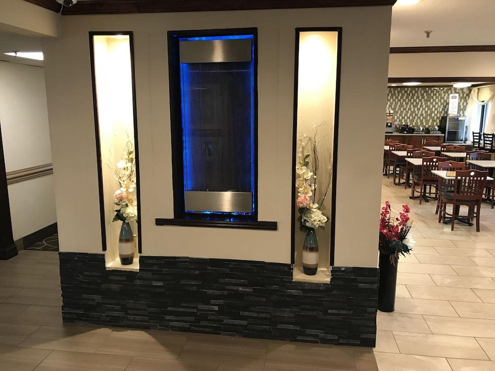 Отель Baymont By Wyndham Grand Rapids Airport Каскейд Экстерьер фото