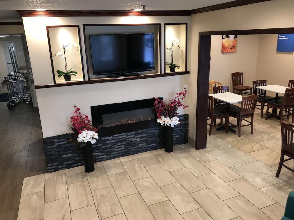 Отель Baymont By Wyndham Grand Rapids Airport Каскейд Экстерьер фото