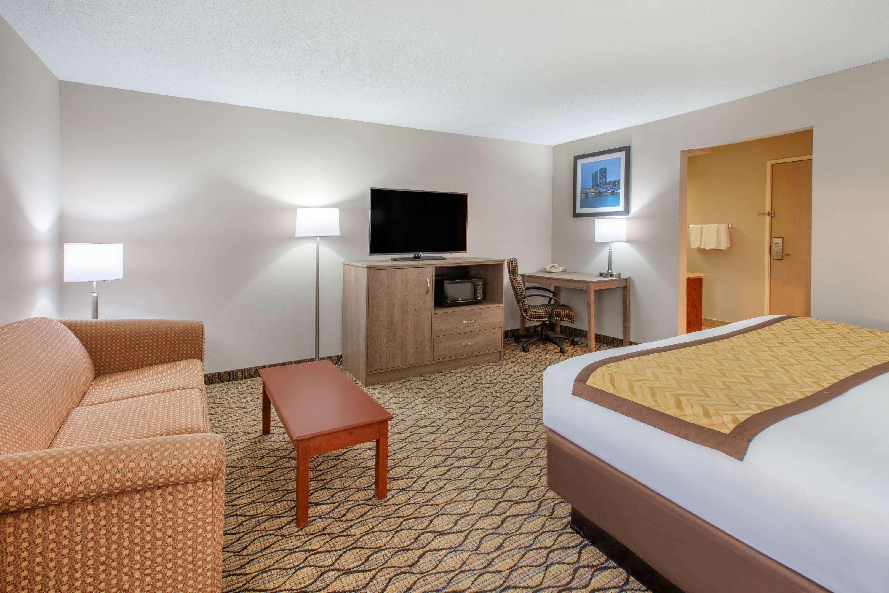 Отель Baymont By Wyndham Grand Rapids Airport Каскейд Экстерьер фото